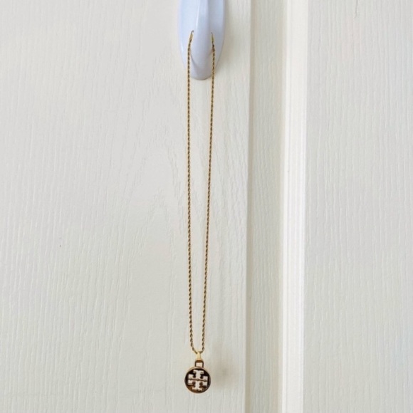 Brand New Tory Burch Gold Tone Logo Charm Pendant Rope Chain Necklace - Picture 2 of 6